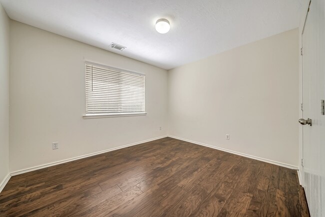 Building Photo - 33127 Cottonwood Bend
