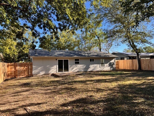 Building Photo - Newly Renovated 3 bedroom 2 bath home with...