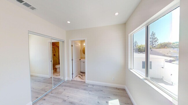 Building Photo - Modern 3-Bed/3-Bath Townhome