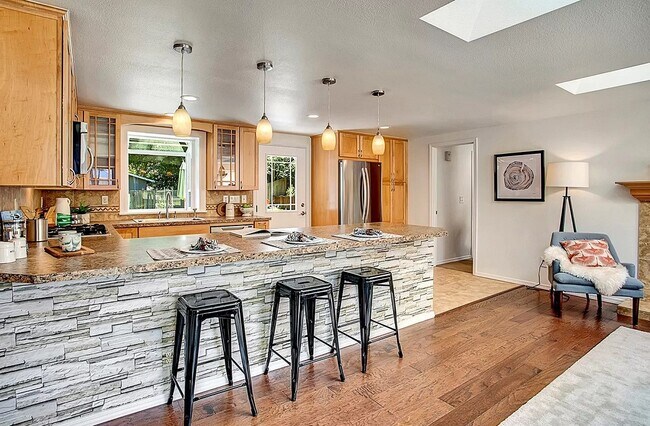 Building Photo - 18322 9th Ave NE