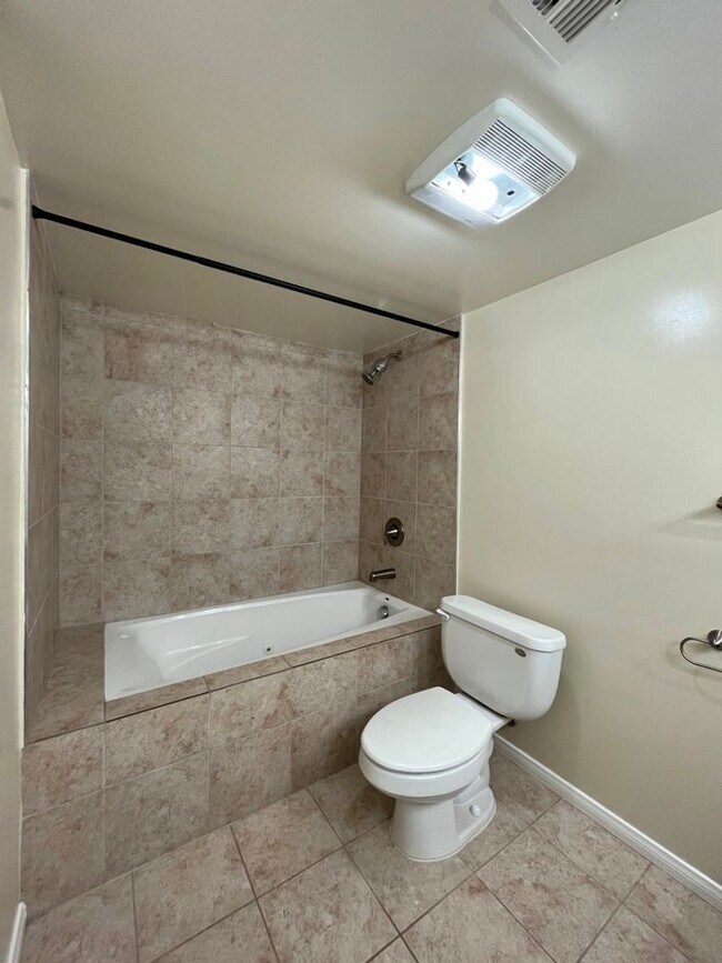 Building Photo - Upgraded 3+2.5 end unit w/attached garage ...