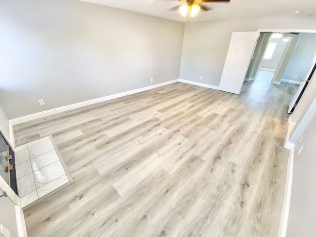 Building Photo - STUNNING 2 BEDROOMS 2.5 BATHROOMS TWO STORY TOWNHOUSE IN GATED COMMUNITY!