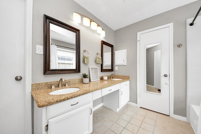 Building Photo - 15739 Oak Mountain Dr