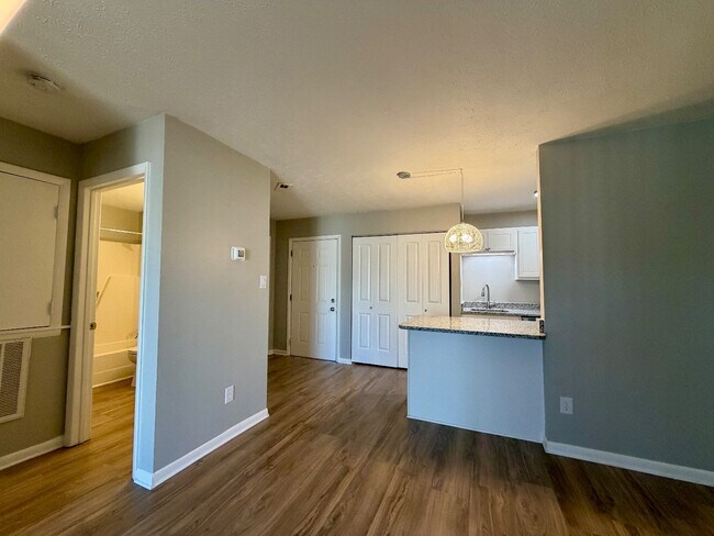 Building Photo - 1128 Southwood Dr