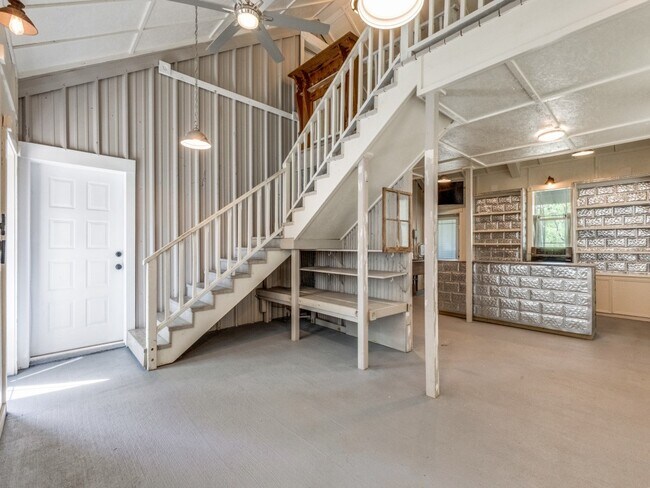 Building Photo - 1005 Center Cir