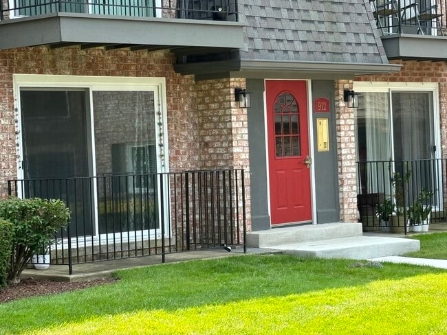 Primary Photo - 912 S Plum Grove Rd