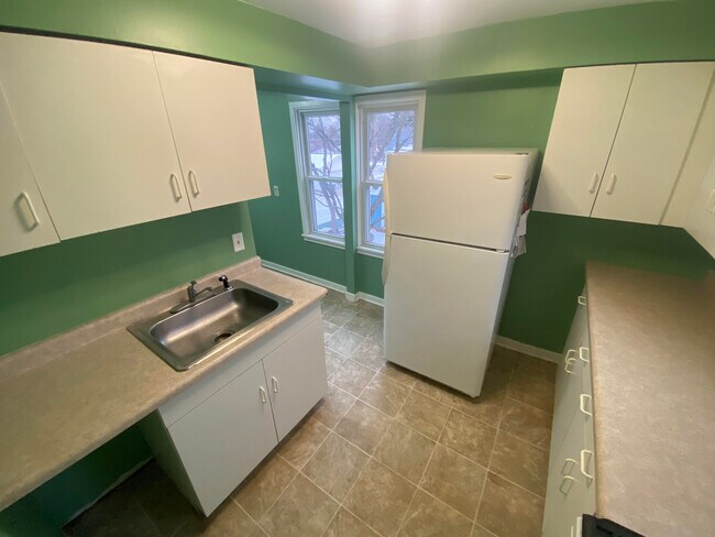 Building Photo - 2015 Cottage Ave E