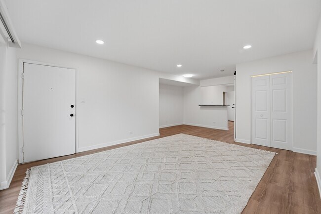 Building Photo - 9388 Bay Colony Dr