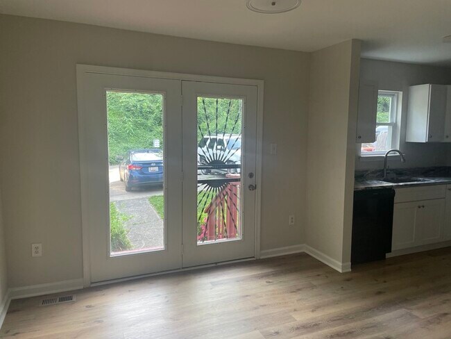 Building Photo - 3 Bedrooms 2 Bathrooms in a GREAT AREA