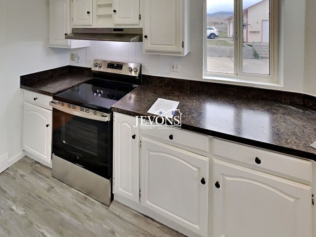 Building Photo - Comfortable Selah Residence with Open Living Space and Easy Commuter Access