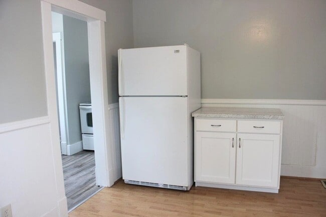Building Photo - 2 Bedroom 1 Bath Home