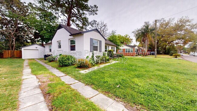 Building Photo - 2215 Larchmont Rd