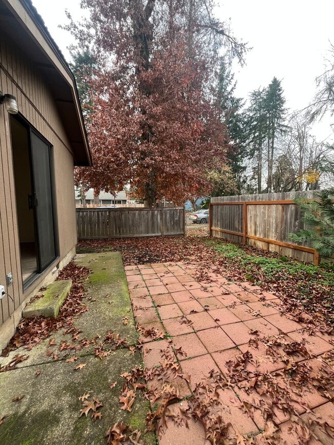 Building Photo - 2-Bedroom 1-Bathroom Tri-Plex in Thurston!