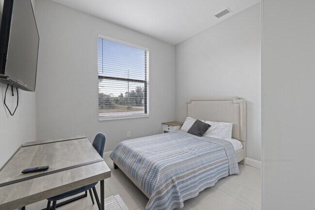 Building Photo - 674 Windermere Dr