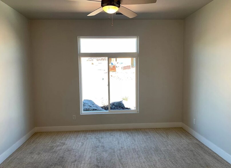 Main room - 948 W Jonathon Dr