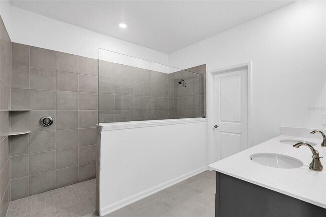 Building Photo - 6306 Lakepine St