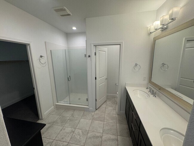 Building Photo - 3 bedroom | 3.5 bathroom | Davis Single Fa...