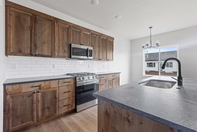 Building Photo - Modern 6 Bed, 4 Bath Twin Home in Sugar City!