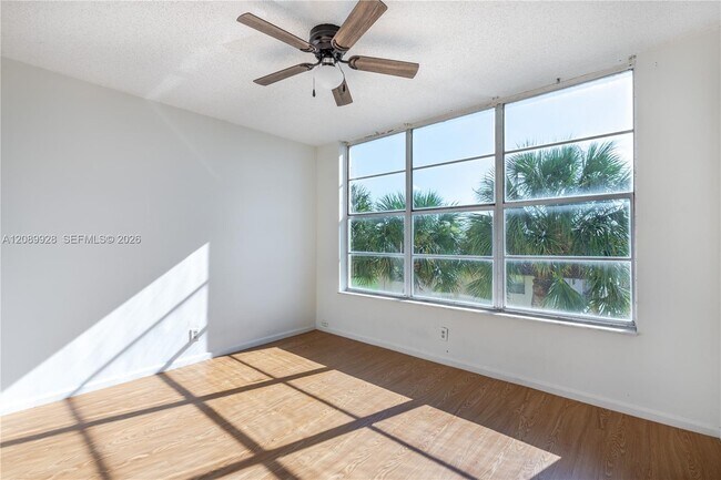 Building Photo - 9949 Sandalfoot Blvd
