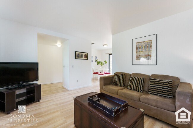 Building Photo - Beautifully Maintained Duplex in Glen Ellen