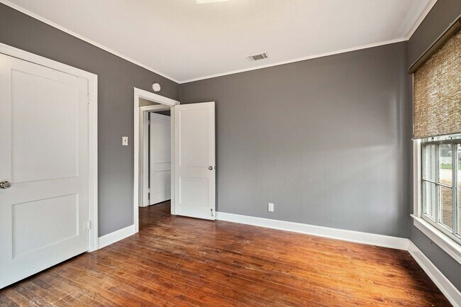 Building Photo - Charming Bryker Woods Retreat