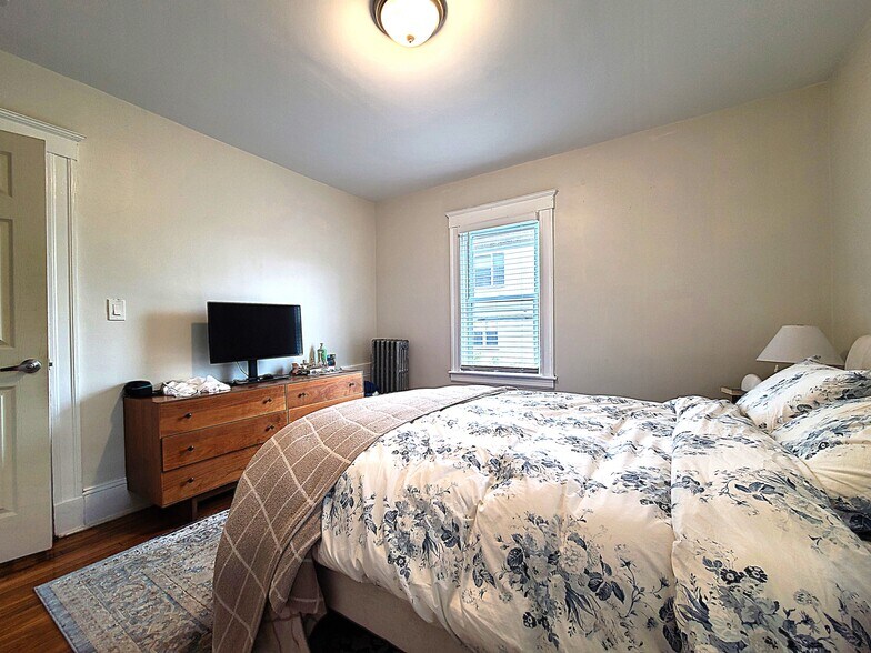 Building Photo - 26 Larose Pl