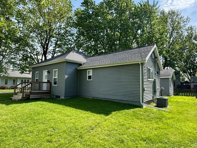 Building Photo - Remodeled 2 bedroom home-Three Oaks