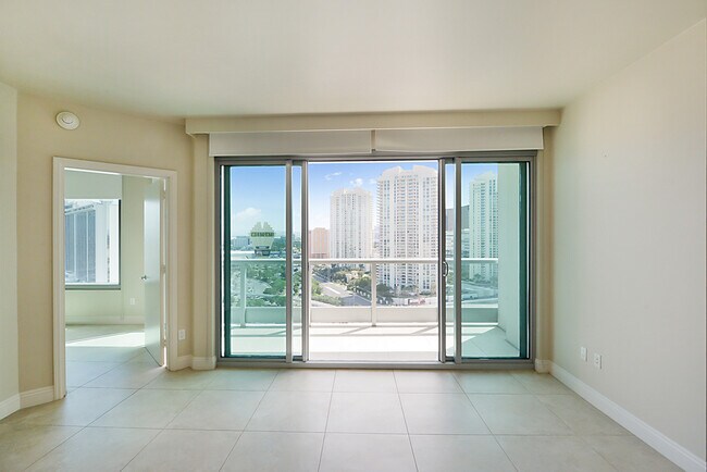 Building Photo - Turnberry Towers 2105W-Stunning City Views...