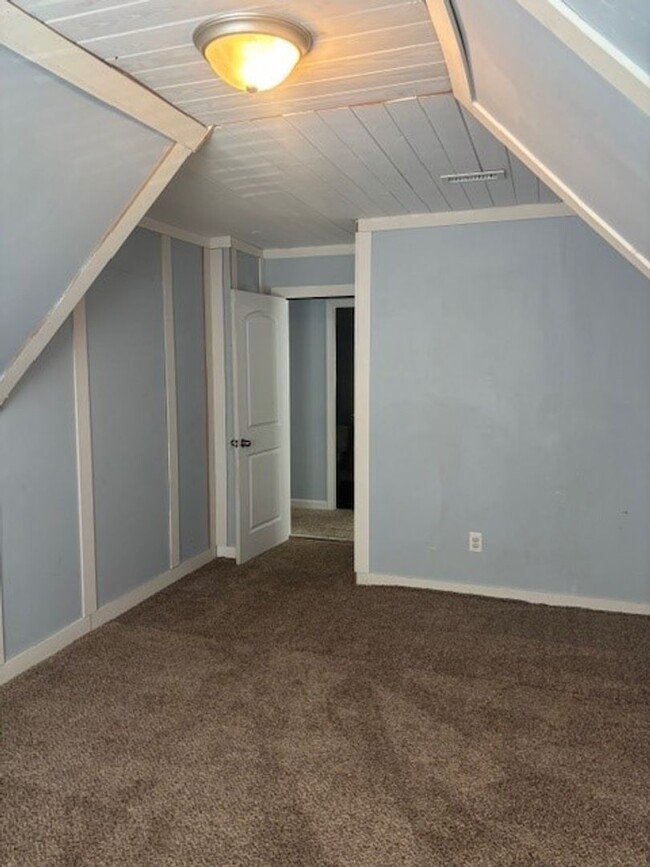 Building Photo - Beautiful 3 bedroom, 2.5 bath home with Bo...