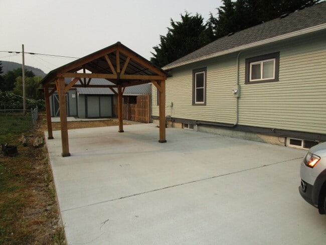 Building Photo - 735 Jameson St
