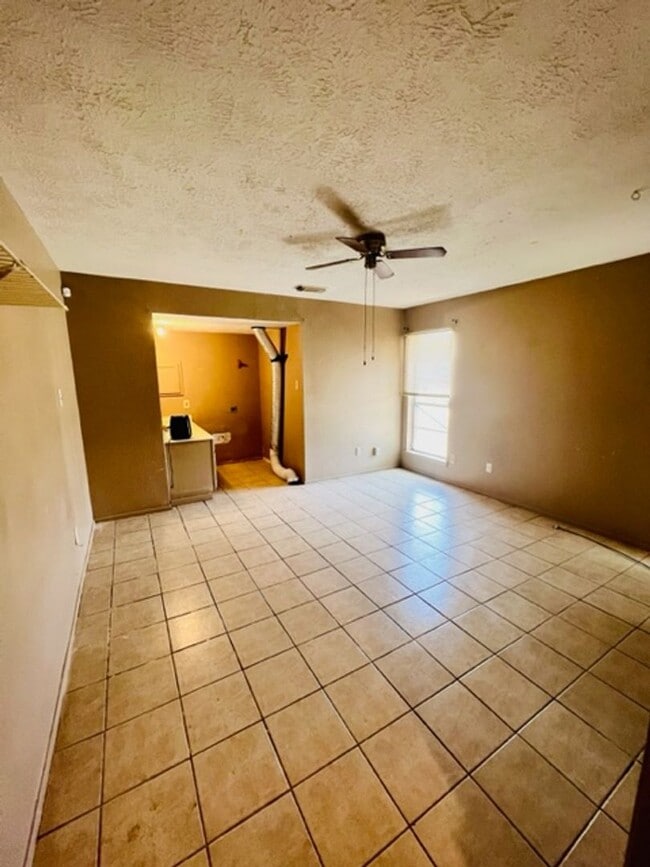 Building Photo - EFFICIENCY UNIT WITH TILE FLOORING THROUGHOUT