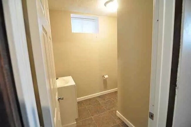Building Photo - 5 Bedroom Home Available Now!