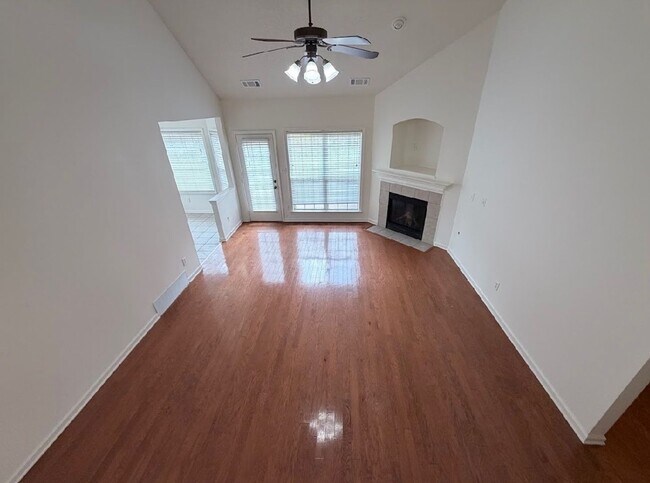 Building Photo - 3 bed, 3 bath with a bonus area over 2,000 Sq/ft in Cordova