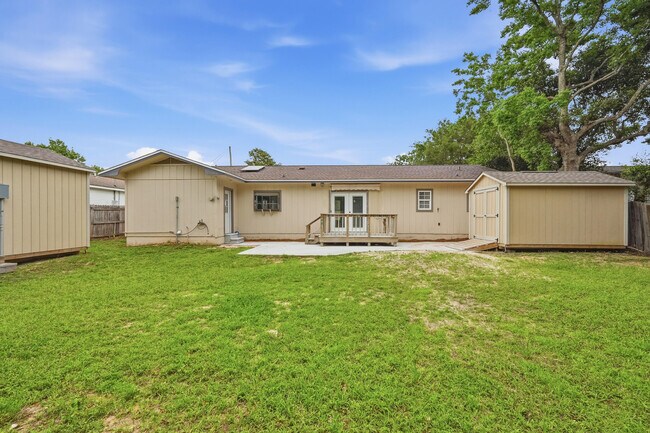 Building Photo - 32 Cascabellas St