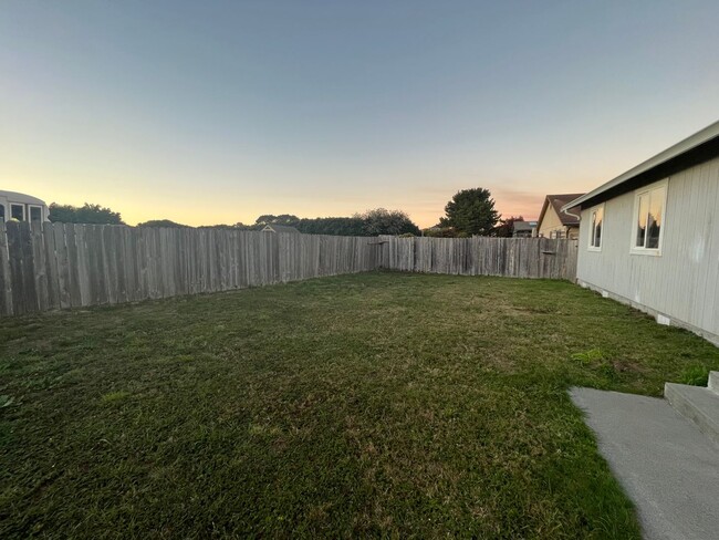 Building Photo - McKinleyville 3 Bed, 2 Bath home with 2 ca...