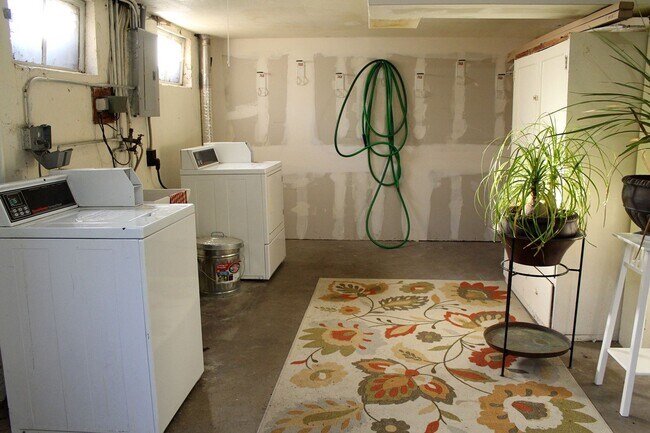 Building Photo - renwr09