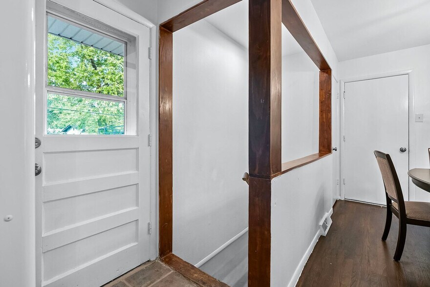 Building Photo - 814 Holiday Ave