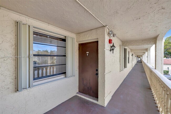 Building Photo - 126 S Cypress Rd