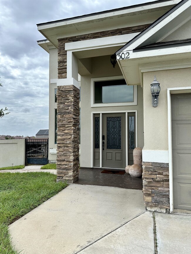 Building Photo - 302 Altozano Dr