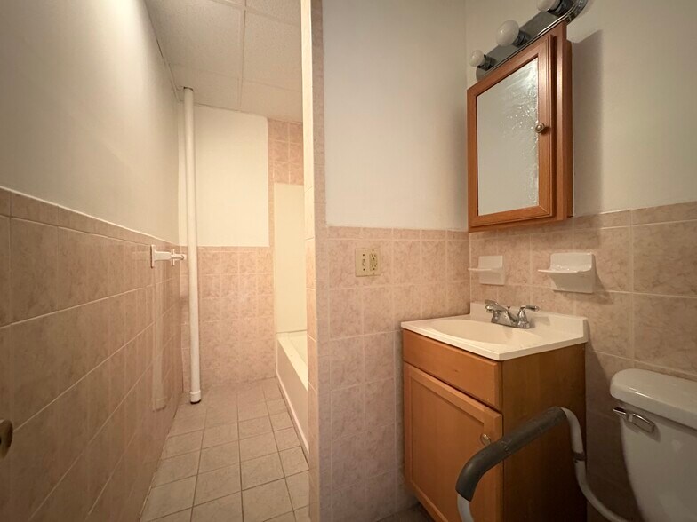 179 W 48th St 8 - 183 W 48th St