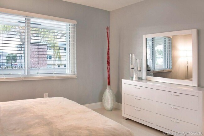 Building Photo - 801 Pine Dr