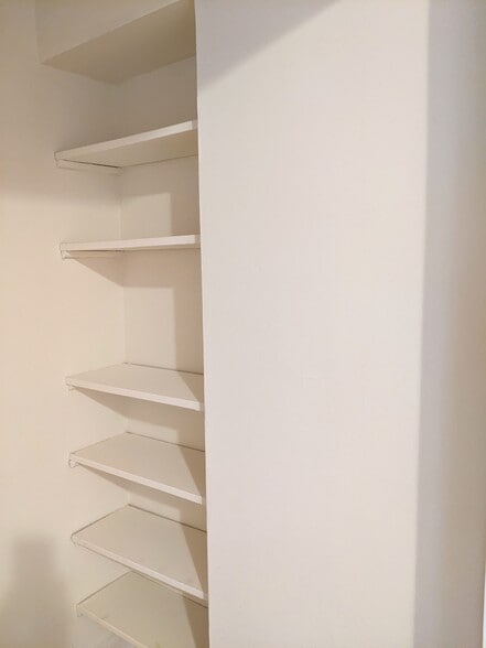 Building Photo - 729 Hinman Ave