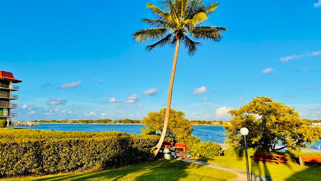 Building Photo - 107 Half Moon Cir