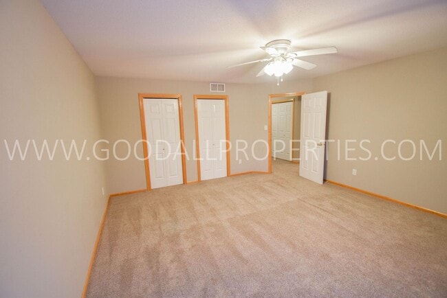 Building Photo - Beautiful 2 bedroom, 2 bath Town house in West Des Moines