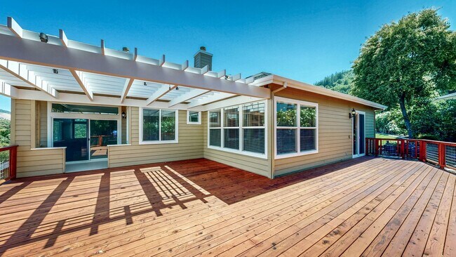 Building Photo - Gorgeous Home with private yards, large de...