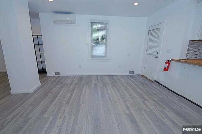 Building Photo - 454 Undercliff Ave
