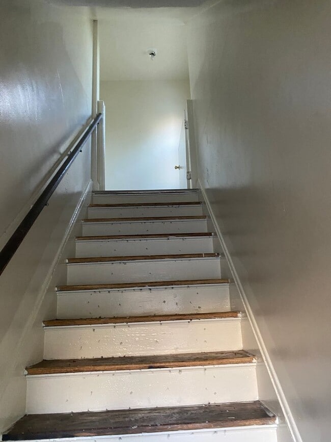 Building Photo - 2nd fooor walk-up duplex in historic house...