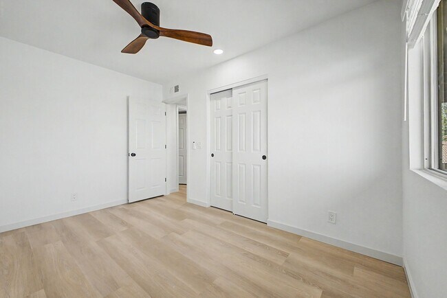 Building Photo - Remodeled 3BR End Unit Townhome in South Tempe | Private Yard + Covered Parking