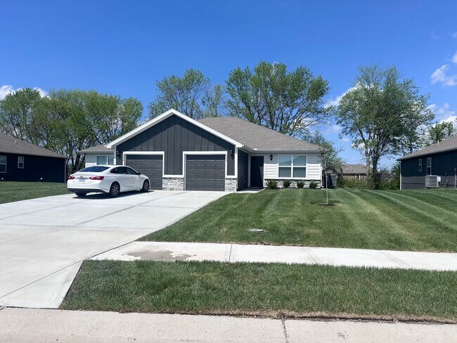 Building Photo - 620-622 Fall Meadow