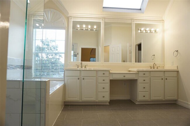 Building Photo - 1942 Fairview St